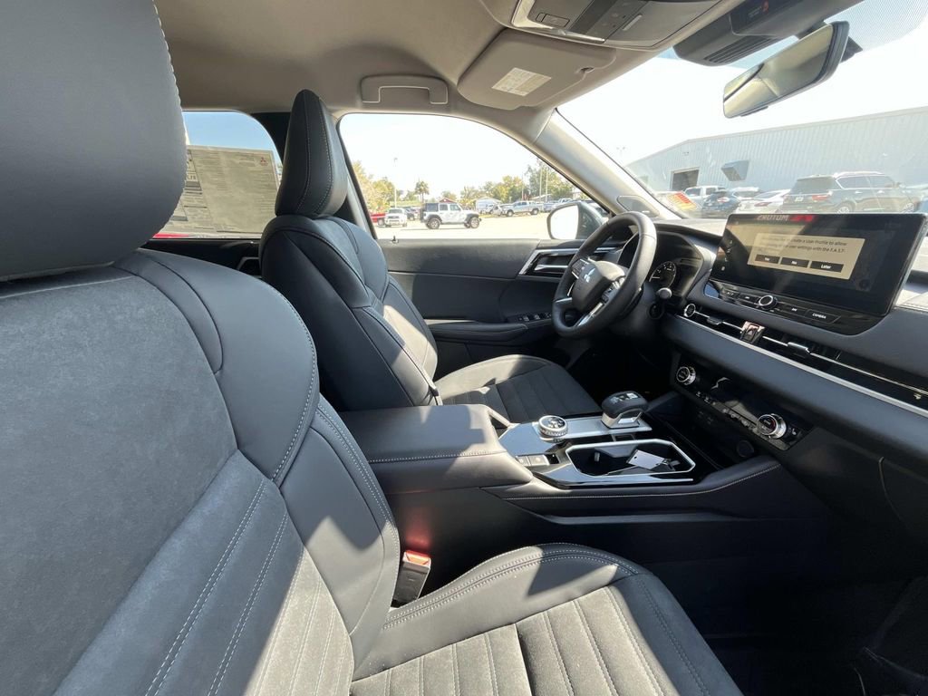 New 2026 Mitsubishi Outlander SE FWD image 17