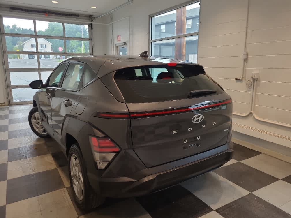 Used 2024 Hyundai Kona SE AWD/4WD image 3