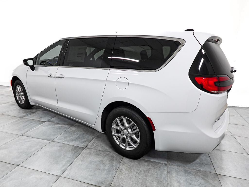 New 2027 Chrysler Pacifica Select FWD image 5