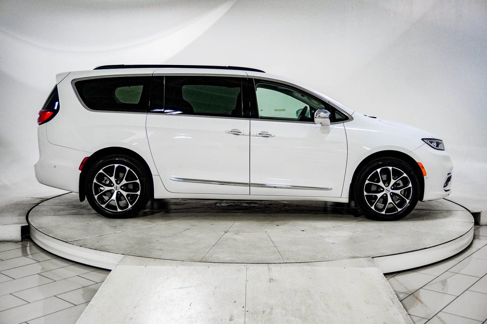 Used 2022 Chrysler Pacifica Limited image 12