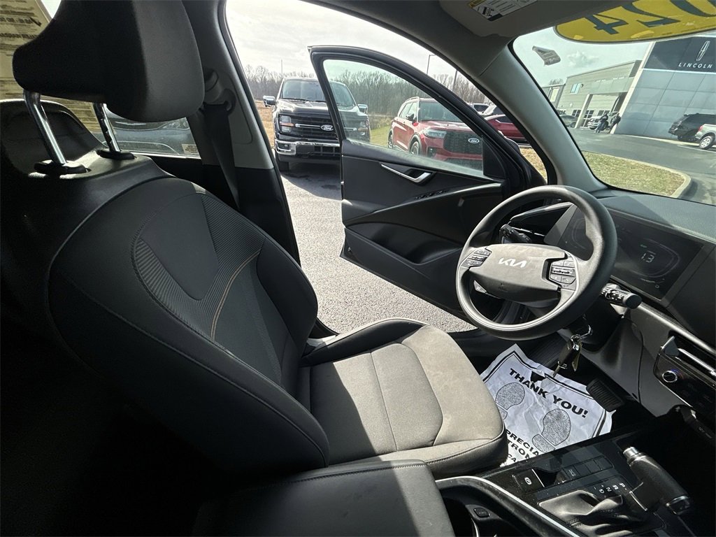 Used 2024 Kia Niro LX image 10
