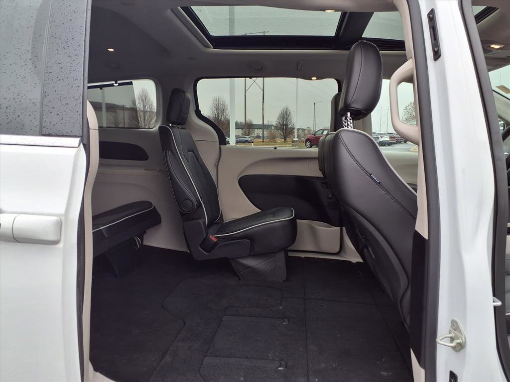 Used 2024 Chrysler Pacifica Limited image 25
