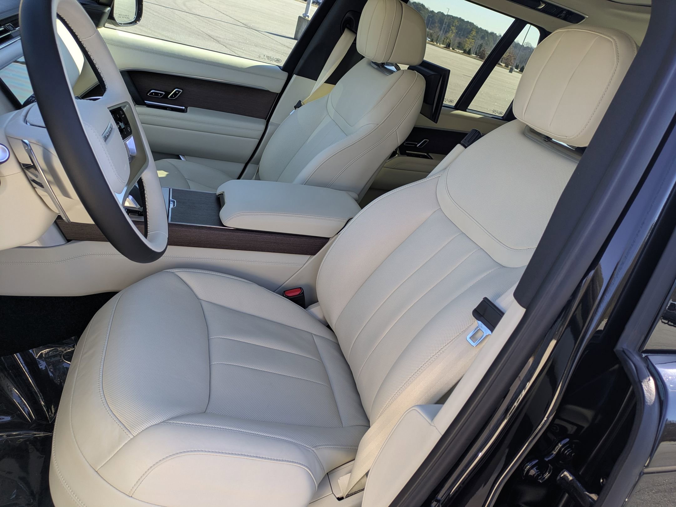 Certified 2025 Land Rover Range Rover SE image 19