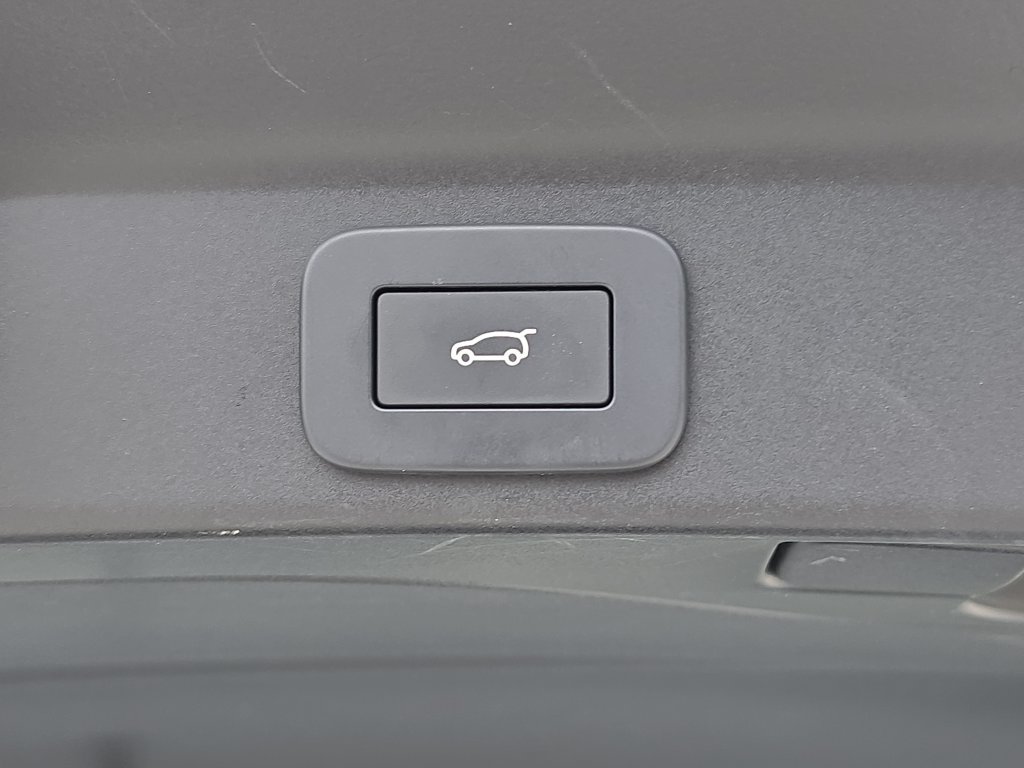 Certified 2025 Jaguar F-PACE R-Dynamic S AWD/4WD image 13