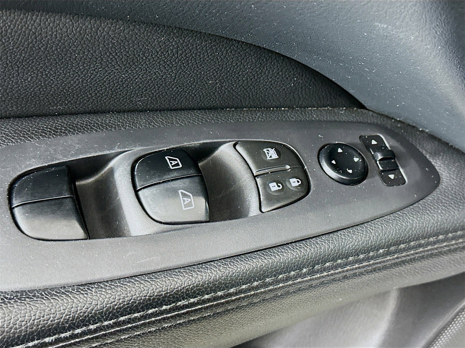 Used 2013 Nissan Pathfinder SV image 18