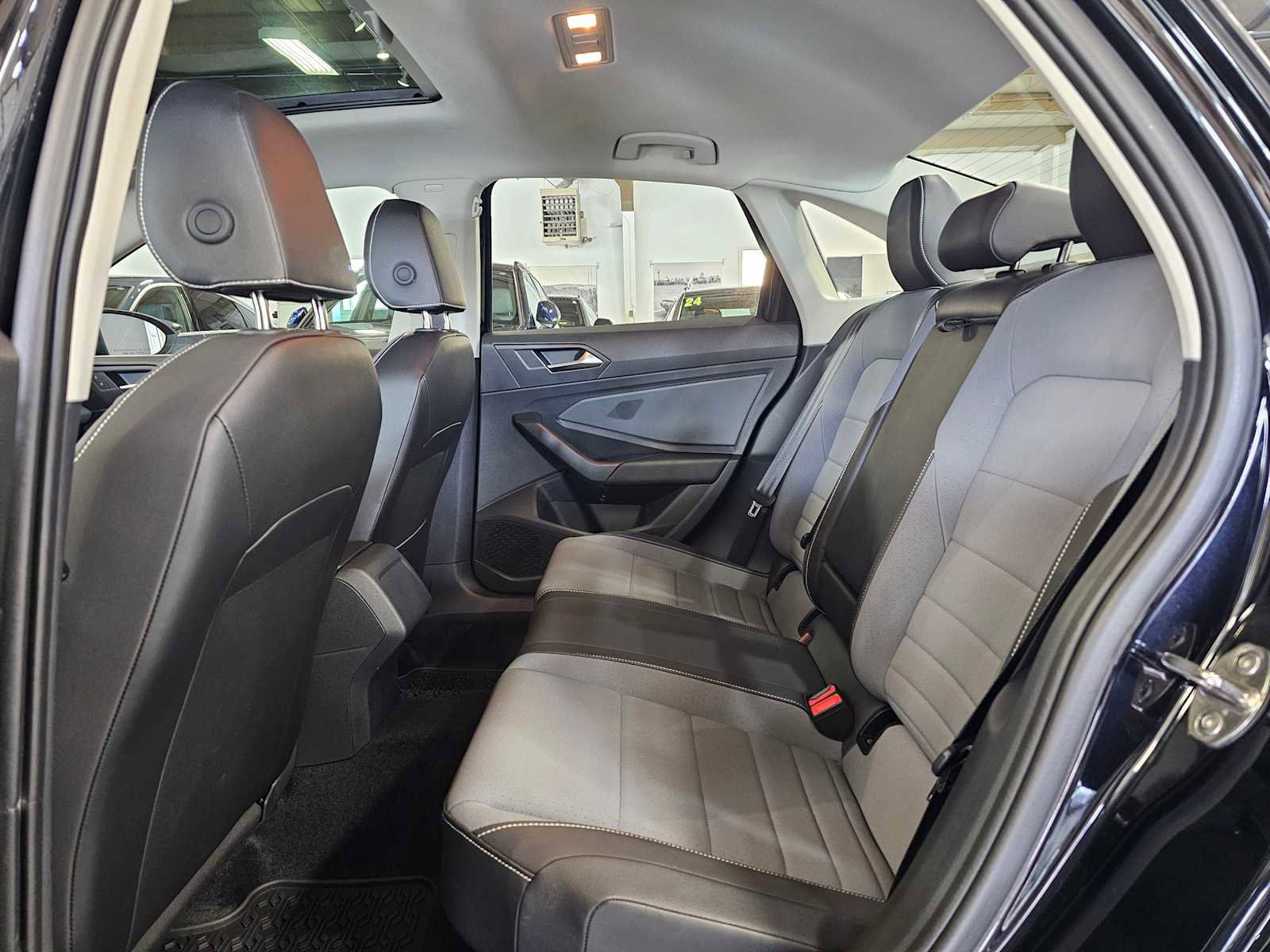Certified 2025 Volkswagen Jetta SE FWD image 17