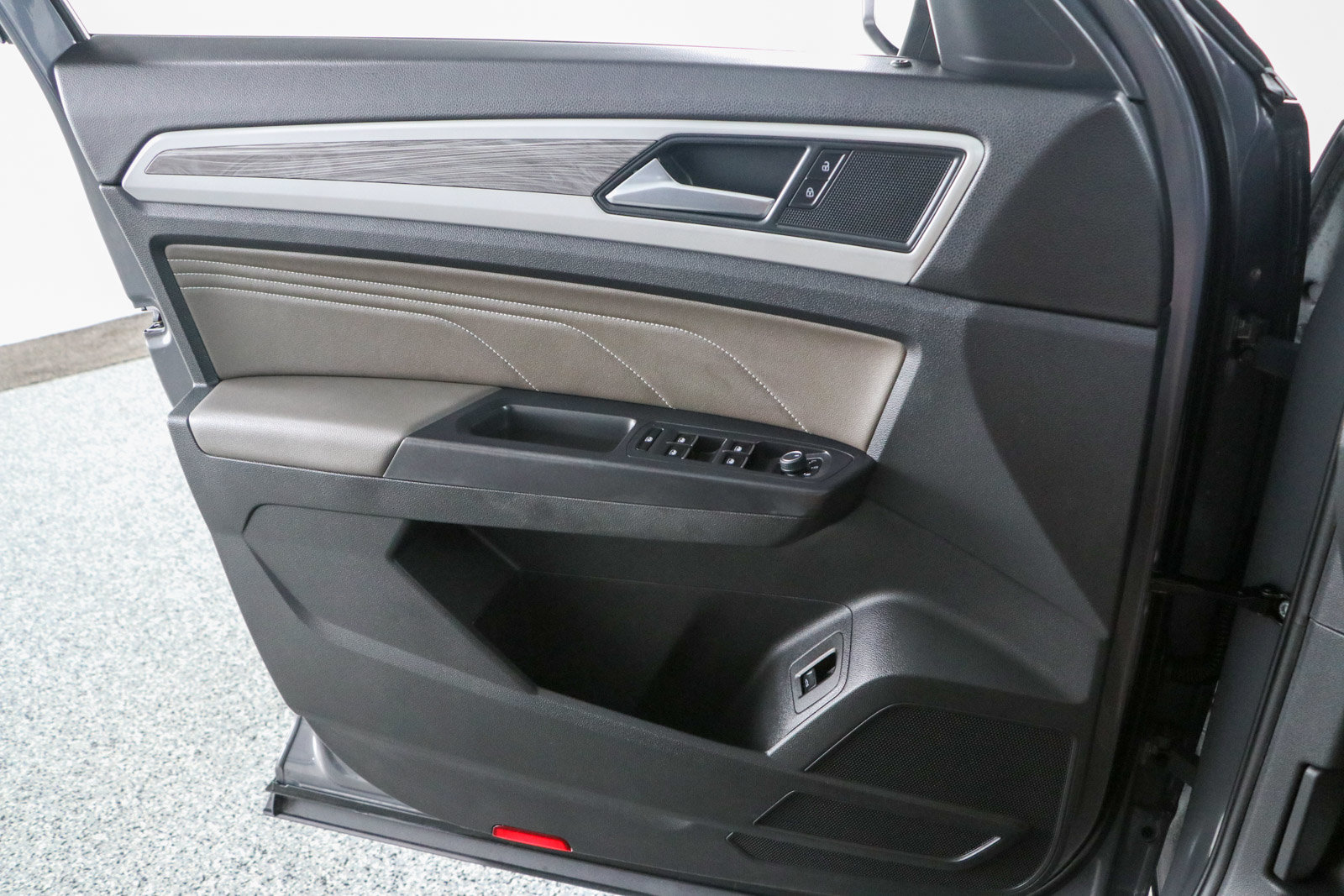 Used 2021 Volkswagen Atlas Cross Sport SE w/ Panoramic Sunroof Package FWD image 23