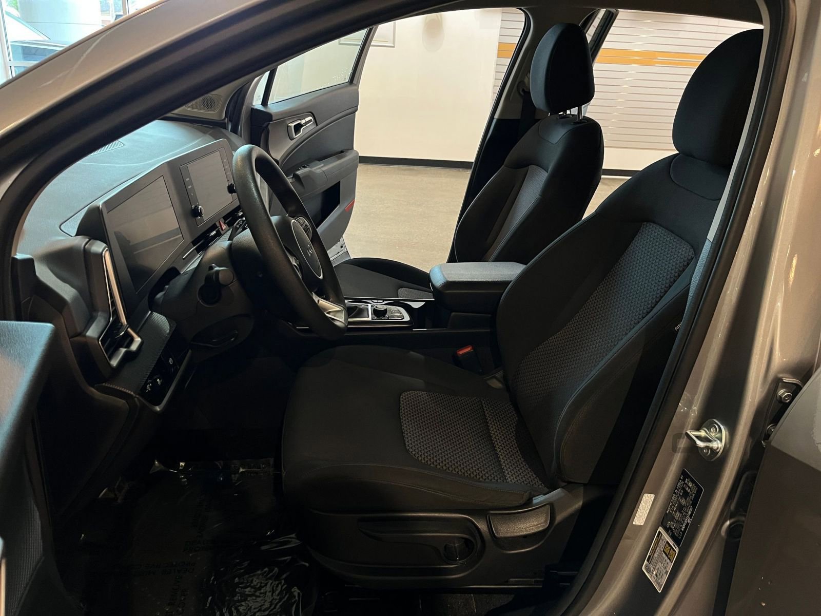 Used 2025 Kia Sportage LX FWD image 27