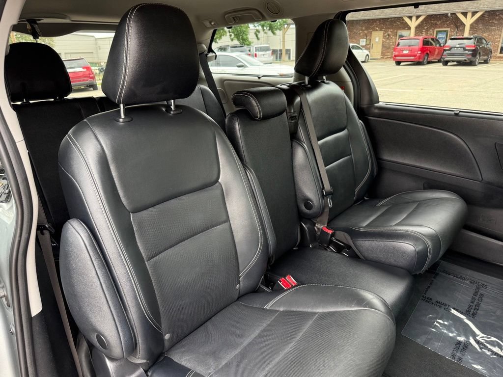 Used 2020 Toyota Sienna SE Premium w/ Nightshade Edition FWD image 22