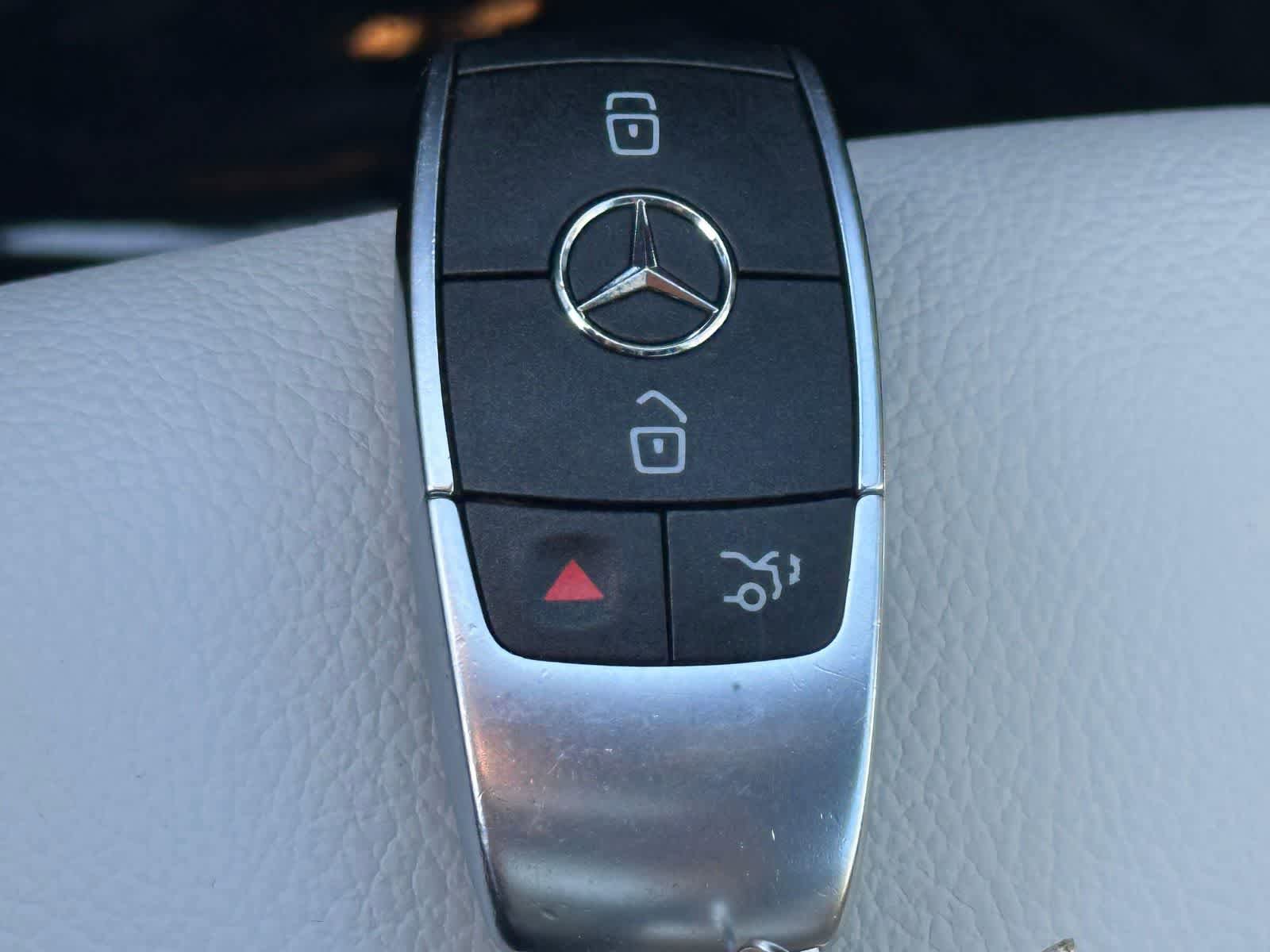 Used 2021 Mercedes-Benz GLB 250 4MATIC image 32