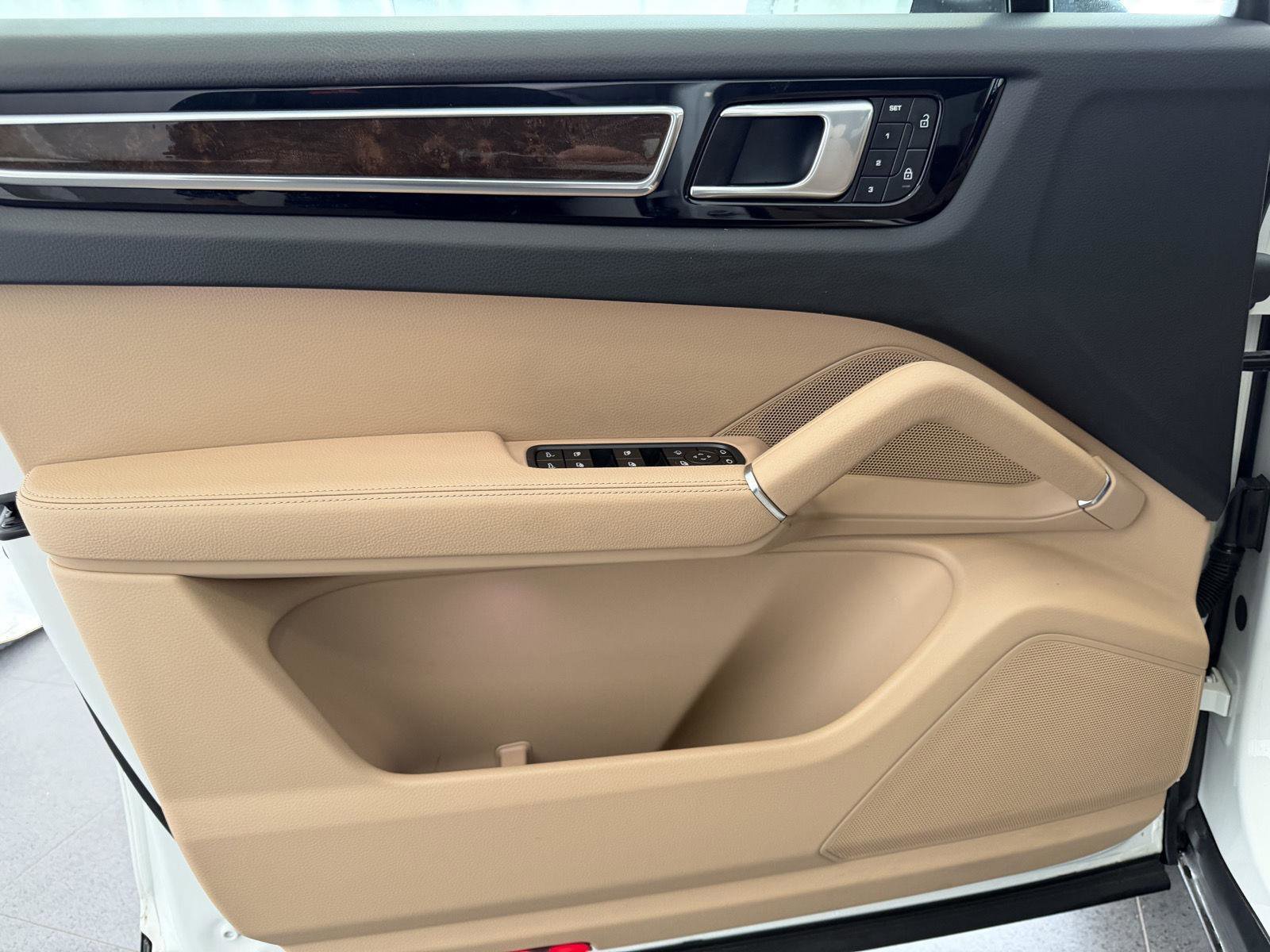 Certified 2023 Porsche Cayenne Platinum Edition image 15