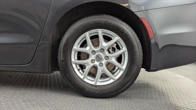 Used 2021 Chrysler Pacifica Touring-L image 30