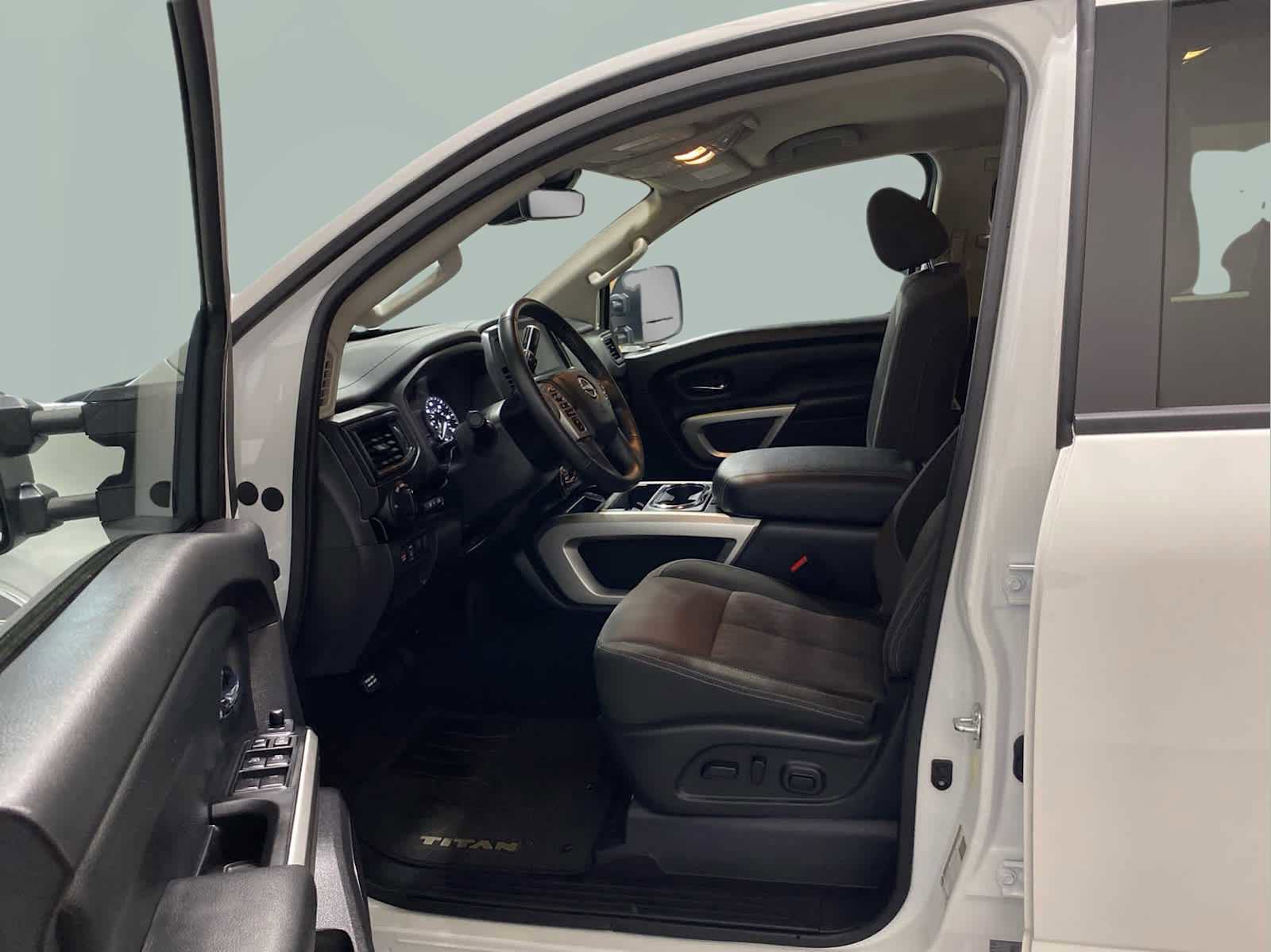 Used 2024 Nissan Titan SV w/ SV Convenience Package image 11