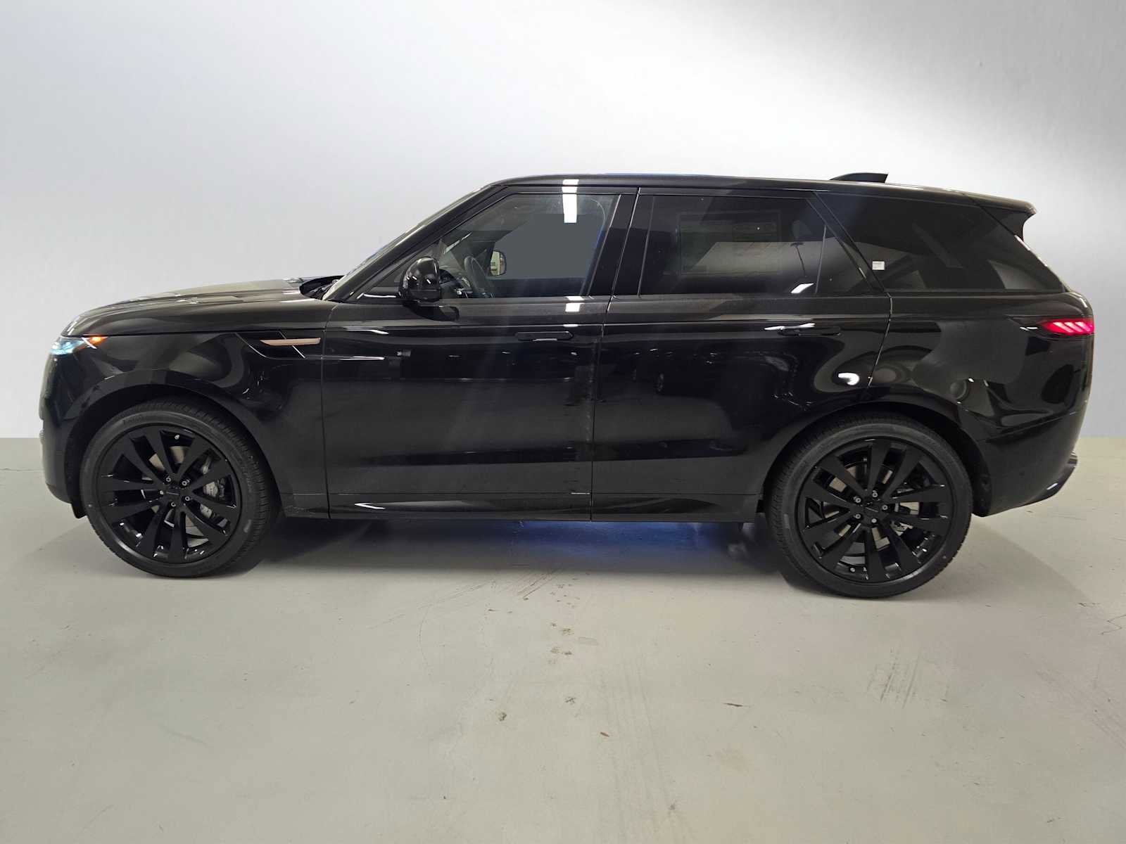 Used 2026 Land Rover Range Rover Sport SE image 2