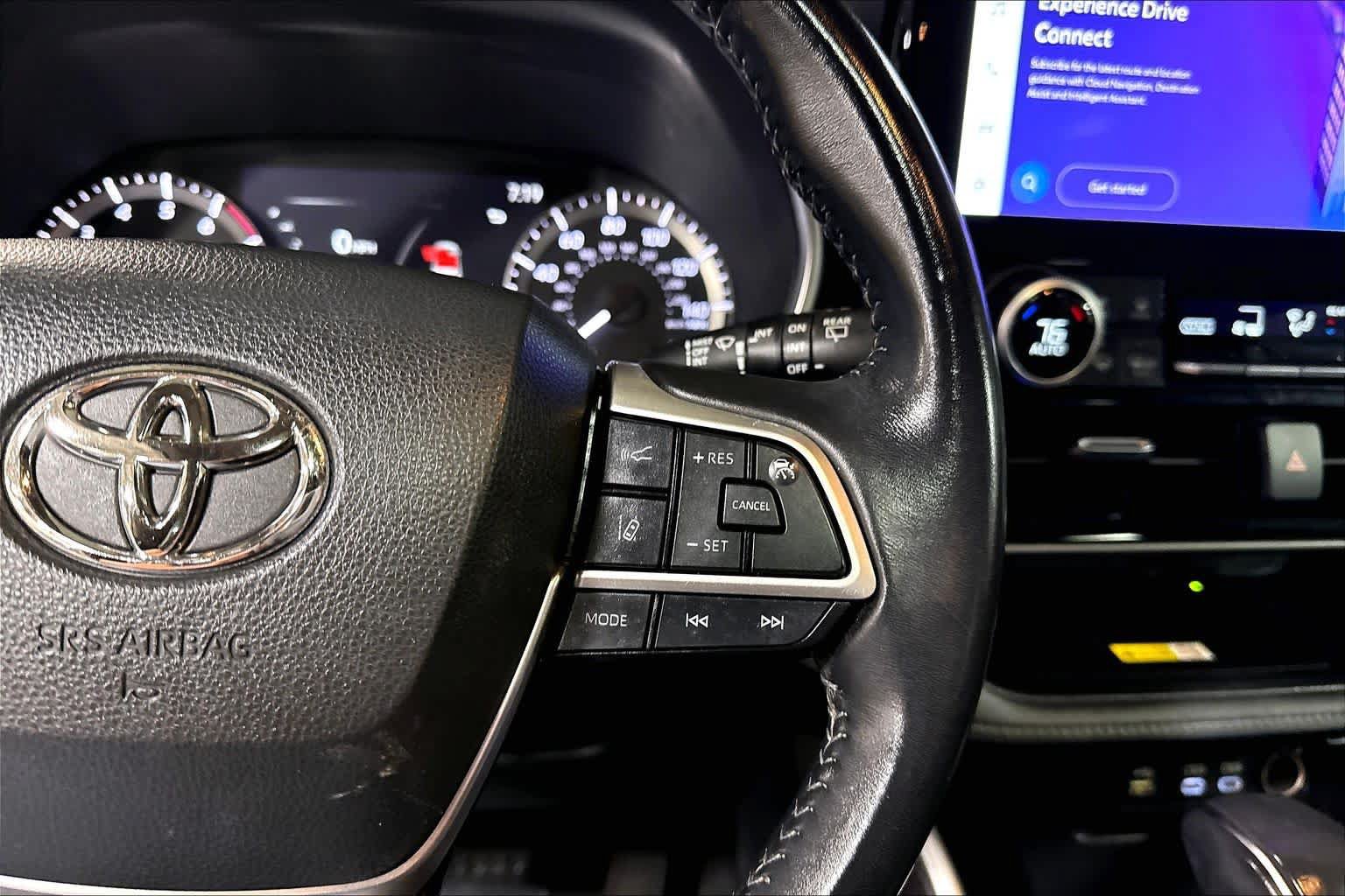 Used 2023 Toyota Highlander XLE AWD/4WD image 25