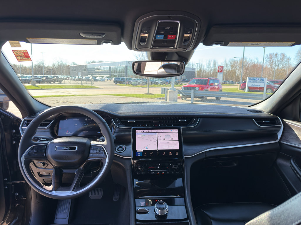 Used 2024 Jeep Grand Cherokee Limited w/ Black Appearance Package image 29