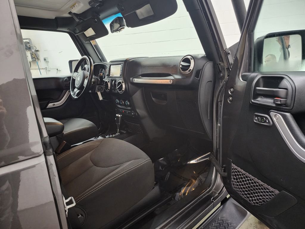 Used 2018 Jeep Wrangler Sahara w/ Connectivity Group image 27