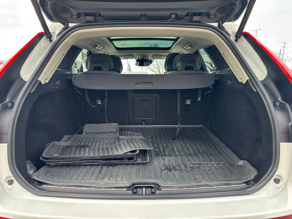 Used 2021 Volvo XC60 T5 Momentum w/ Premium Package image 25