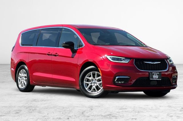 Used 2025 Chrysler Pacifica Select image 2