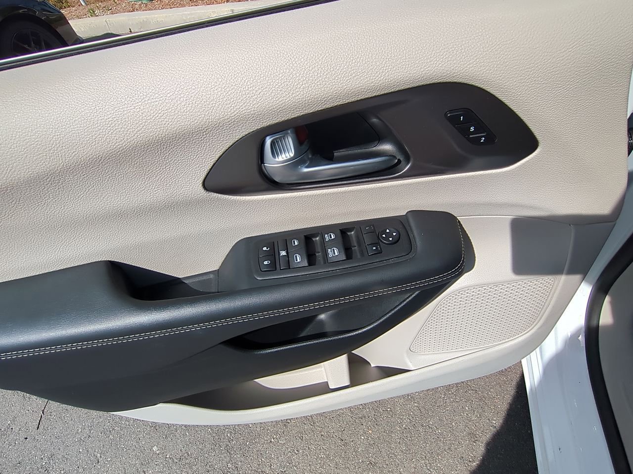 Used 2024 Chrysler Pacifica Touring-L image 21