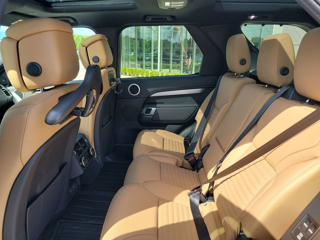 Used 2025 Land Rover Discovery Dynamic SE AWD/4WD image 16