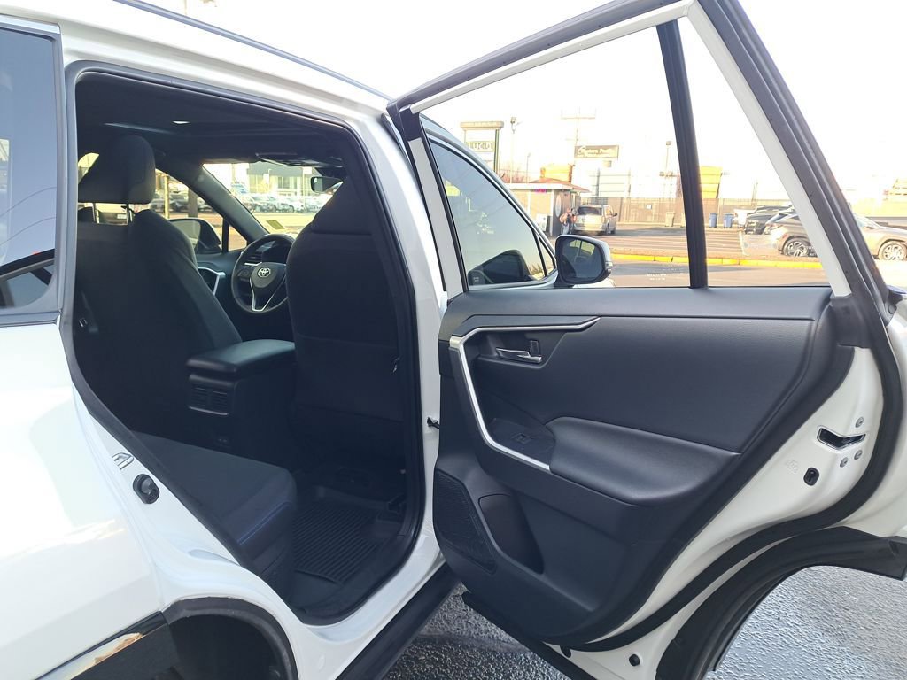 Used 2023 Toyota RAV4 SE image 14