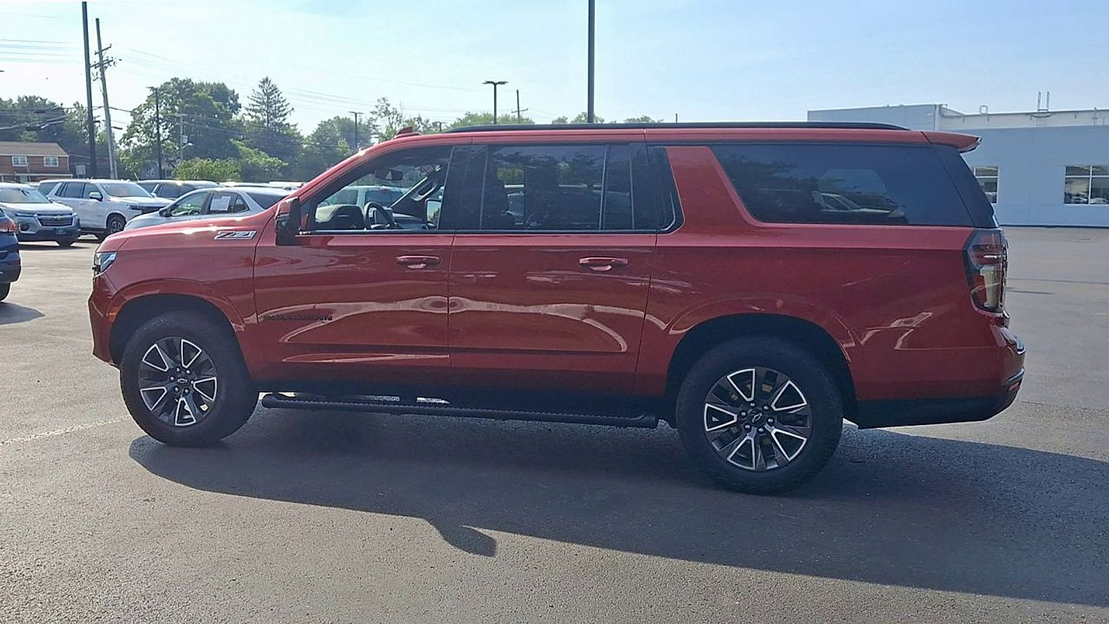 Certified 2024 Chevrolet Suburban Z71 w/ Luxury Package AWD/4WD image 8