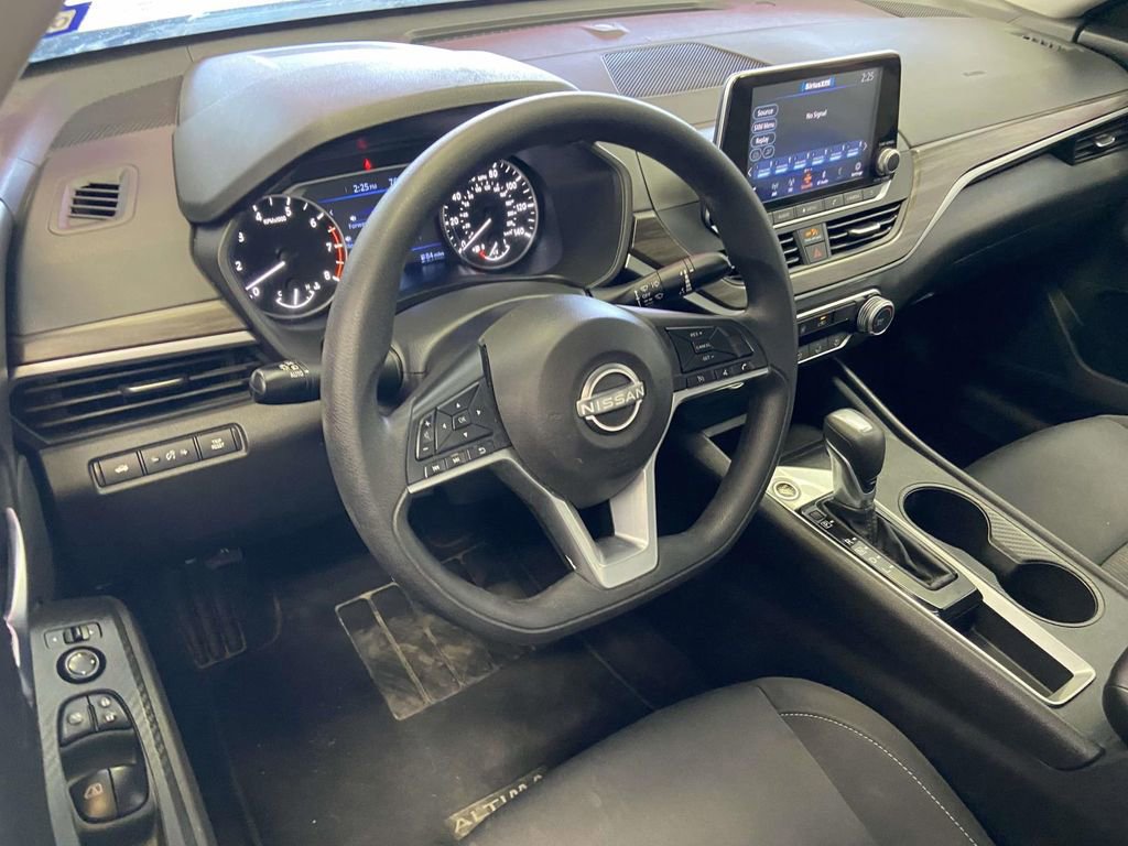 Used 2025 Nissan Altima 2.5 SV FWD image 12