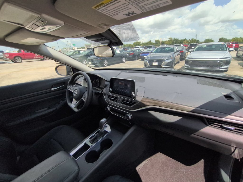 Used 2025 Nissan Altima 2.5 SV FWD image 31
