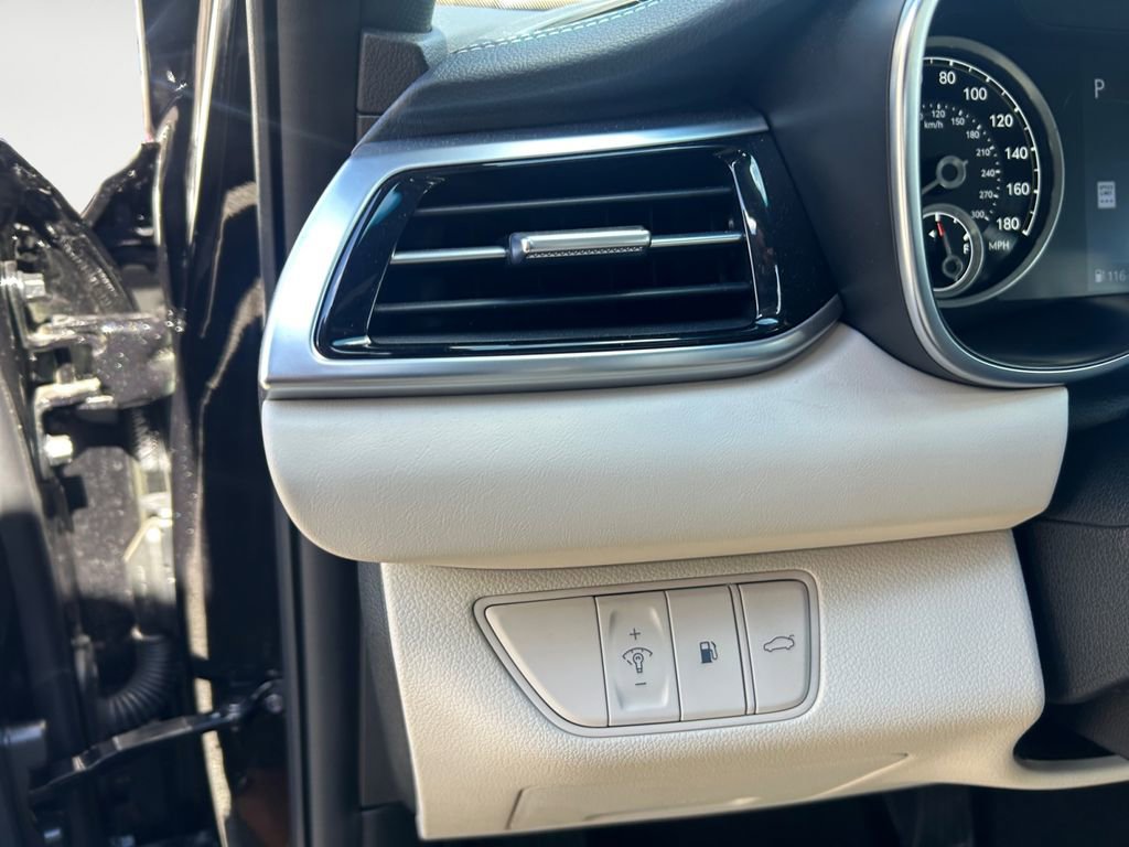 Used 2026 Genesis G70 2.5T image 17