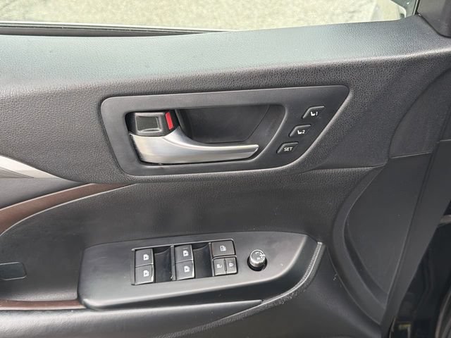 Used 2019 Toyota Highlander Limited Platinum AWD/4WD image 16
