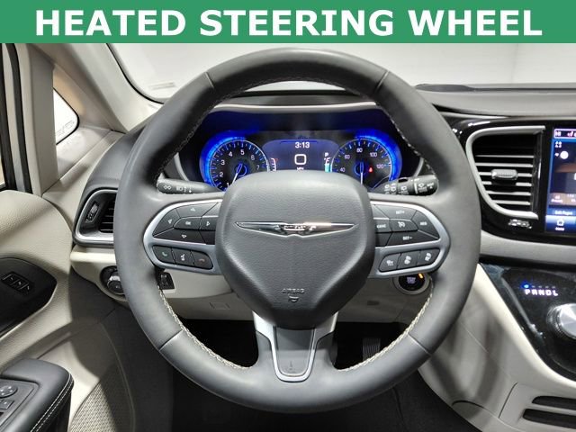 Used 2024 Chrysler Pacifica Touring-L image 8