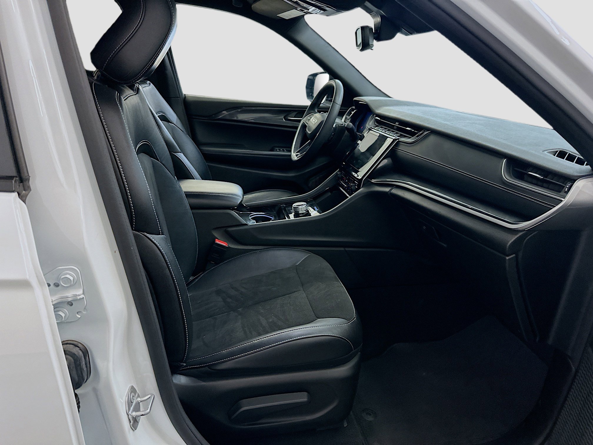 Used 2023 Jeep Grand Cherokee Altitude image 32