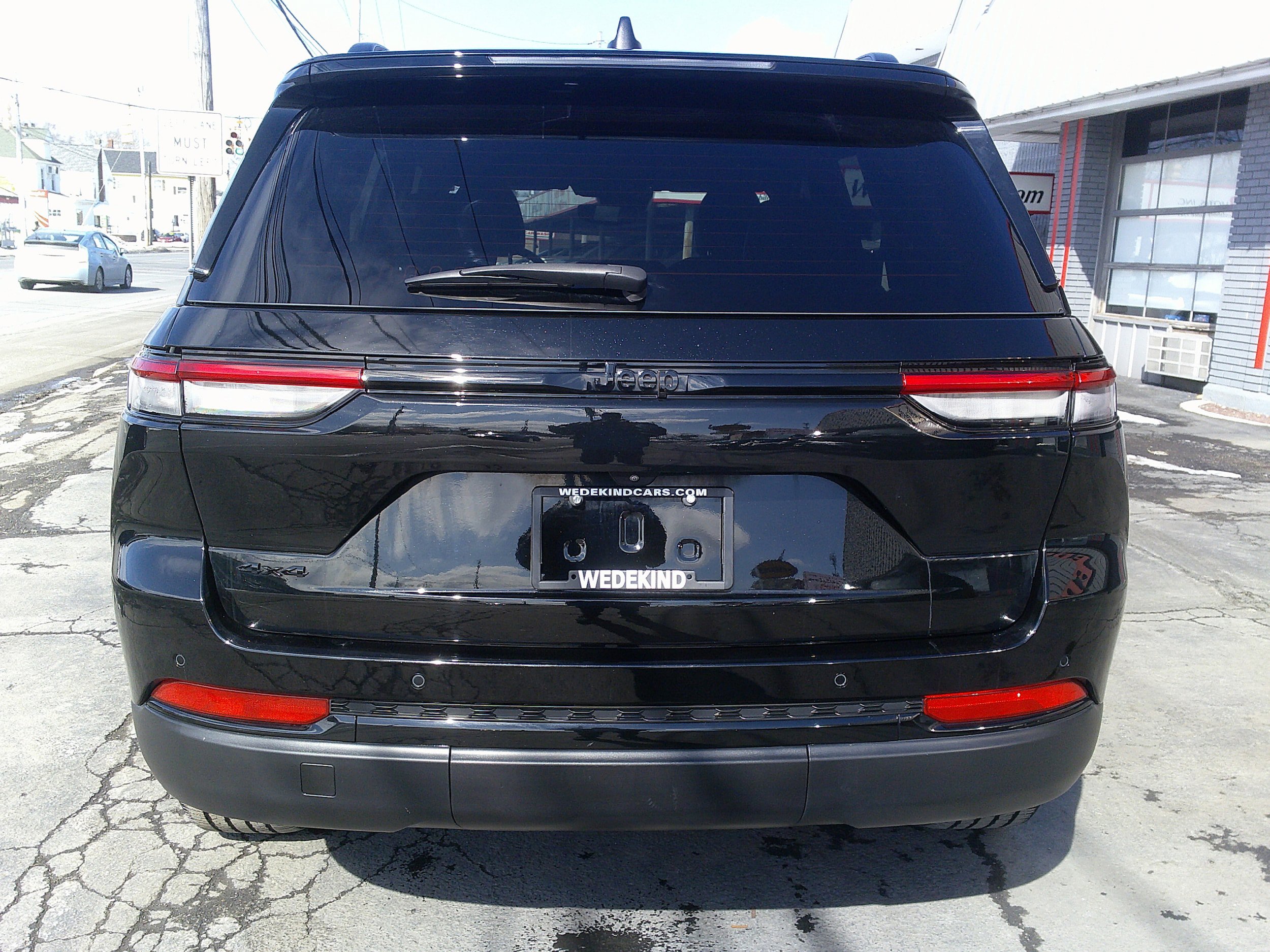 Used 2023 Jeep Grand Cherokee Altitude AWD/4WD image 5