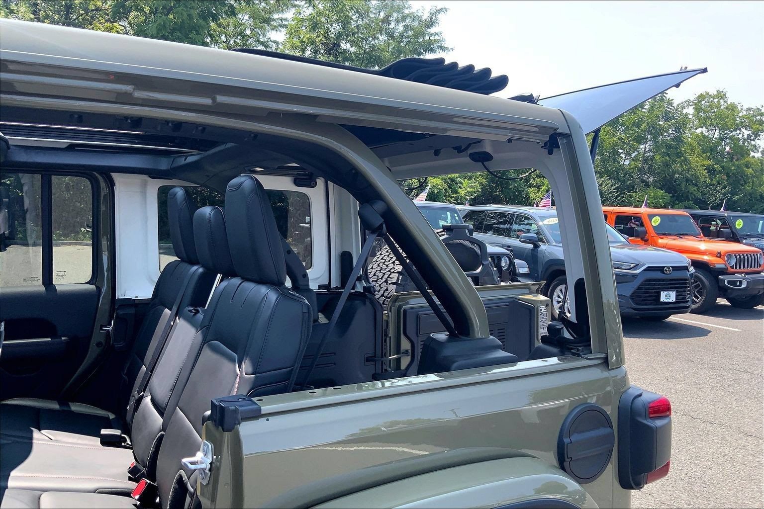Certified 2025 Jeep Wrangler Unlimited Rubicon AWD/4WD image 9