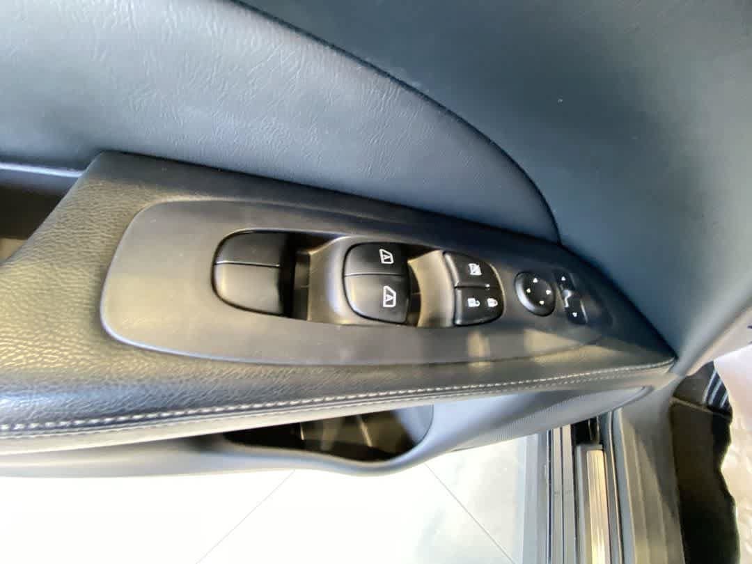 Used 2019 Nissan Pathfinder SL AWD/4WD image 16