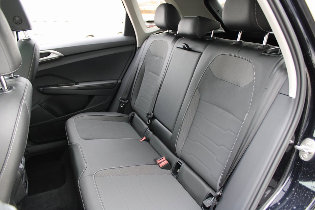 Certified 2025 Volkswagen Taos SE image 22