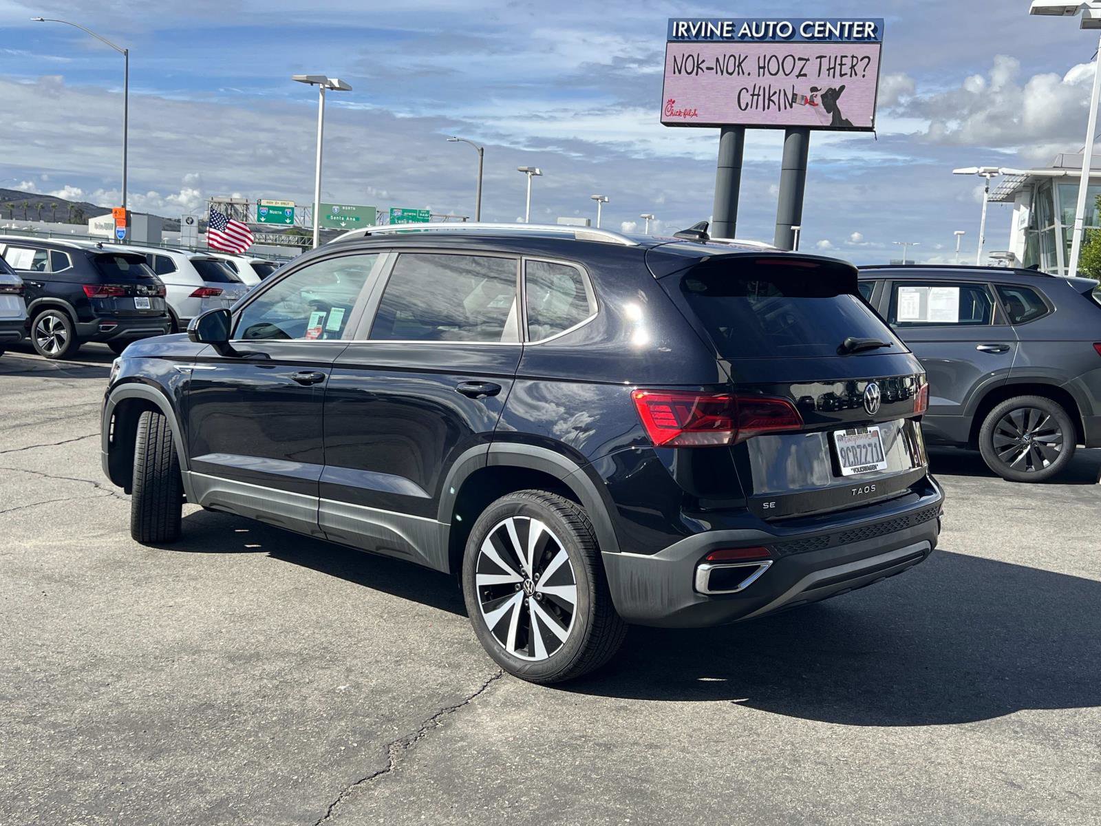 Certified 2022 Volkswagen Taos SE image 3