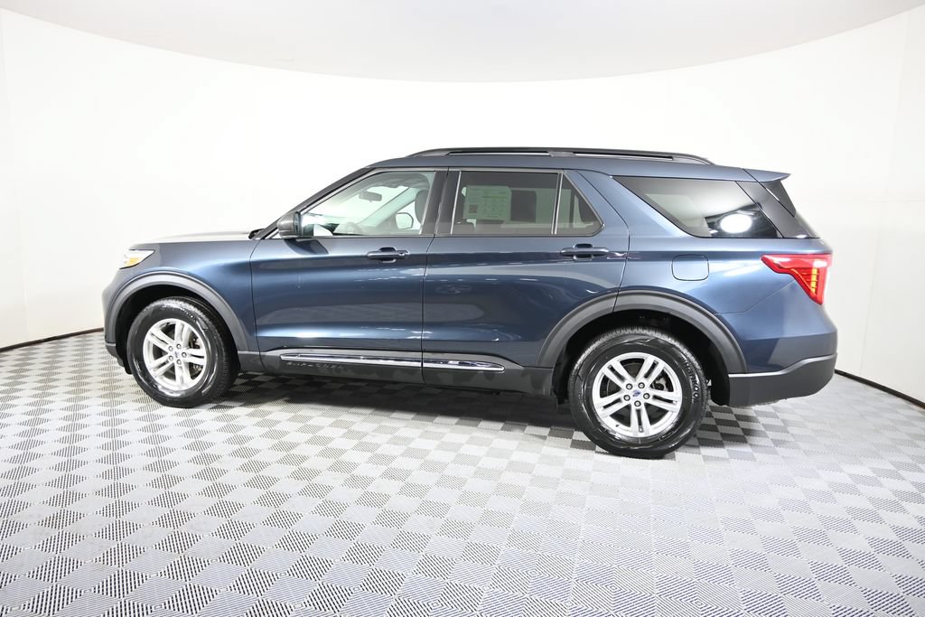 Used 2024 Ford Explorer XLT AWD/4WD image 3
