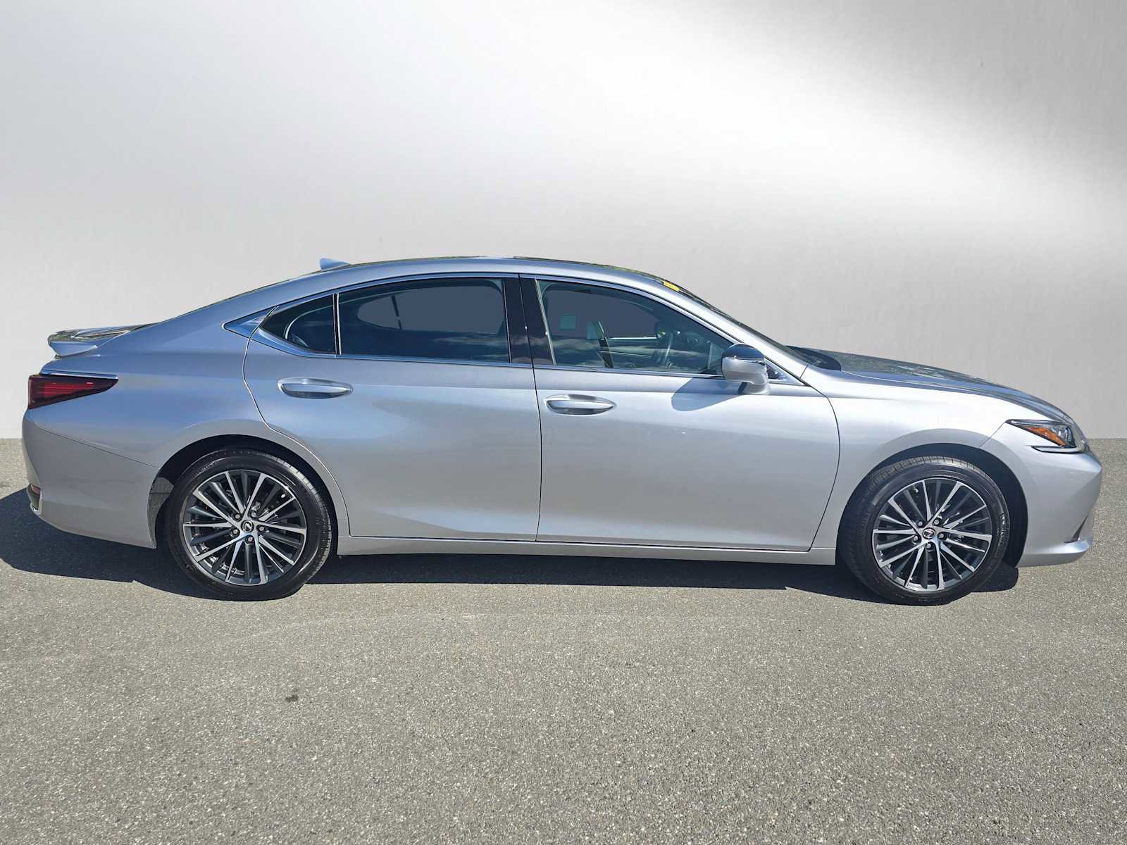 Certified 2025 Lexus ES 300h w/ Premium Package FWD image 2