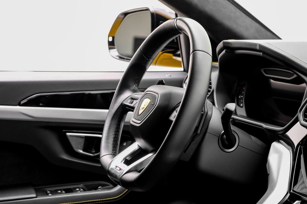 Used 2022 Lamborghini Urus AWD/4WD image 12