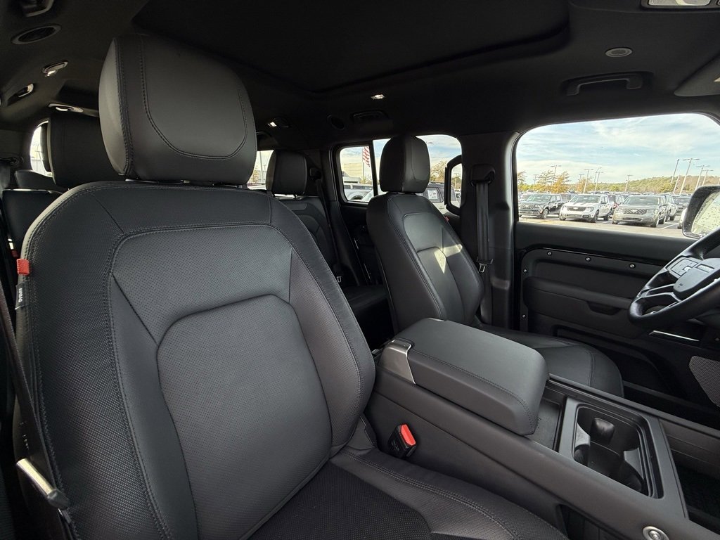 Used 2024 Land Rover Defender 130 X-Dynamic SE image 31