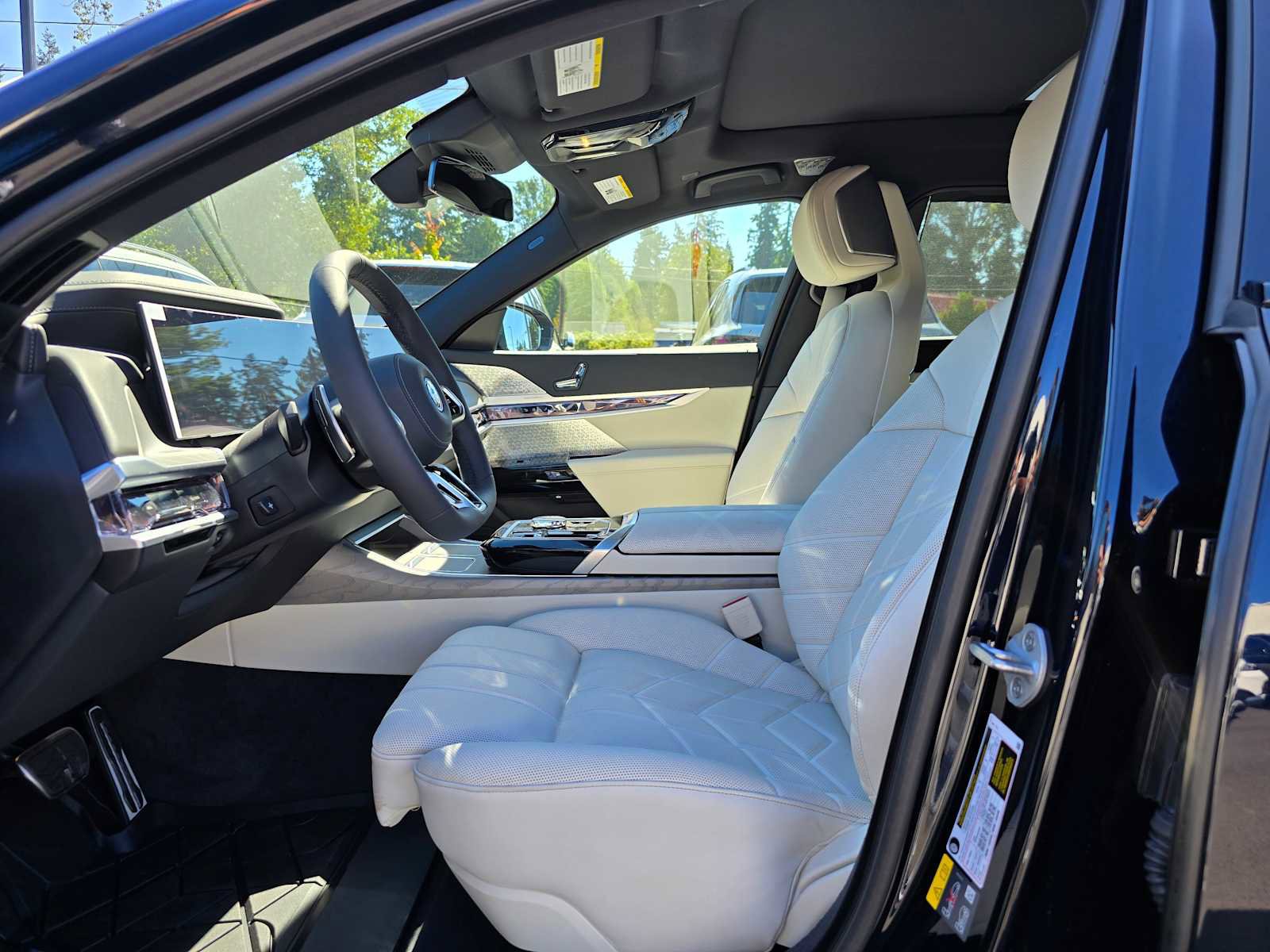 Used 2025 BMW 750e xDrive w/ Executive Package AWD/4WD image 21