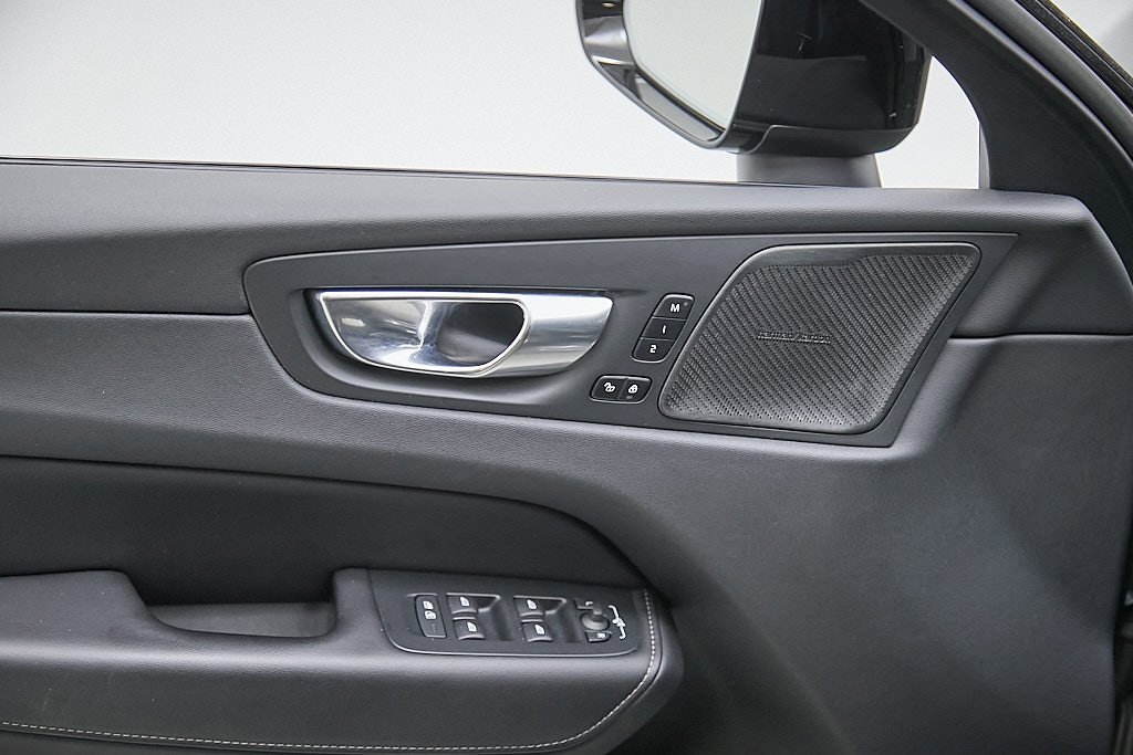 Certified 2023 Volvo XC60 B5 Ultimate w/ Climate Package image 11