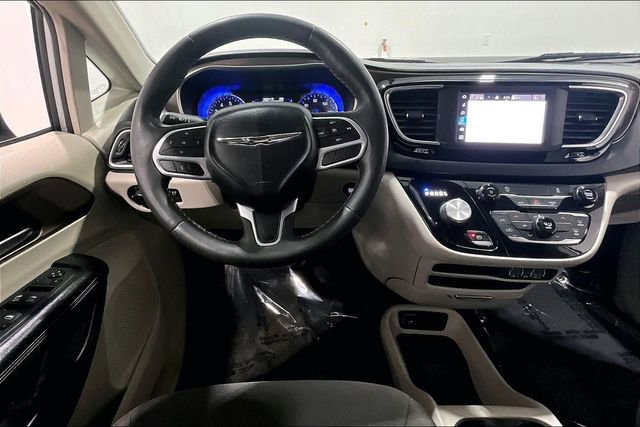 Used 2022 Chrysler Voyager LX image 8