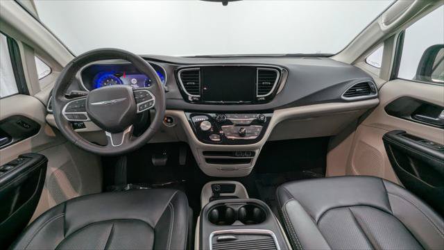 Used 2023 Chrysler Pacifica Touring-L FWD image 24