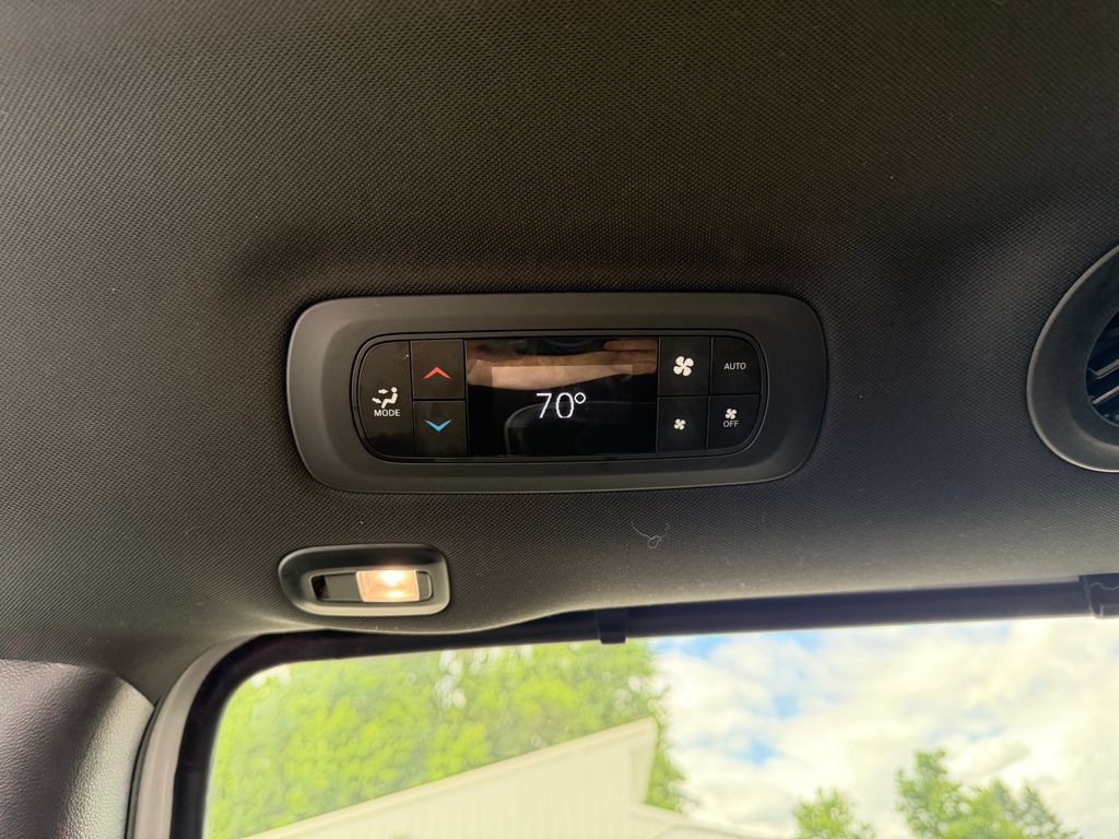 Used 2025 Chrysler Pacifica Limited FWD image 37