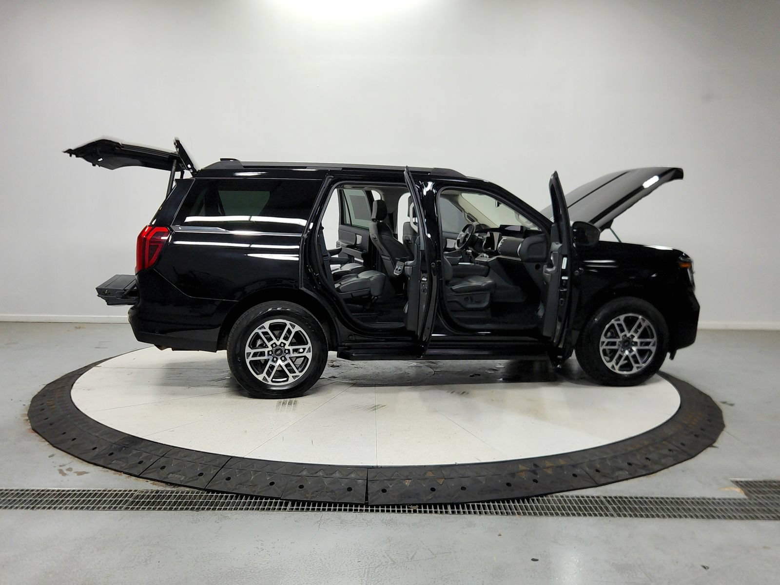 Used 2025 Ford Expedition Active AWD/4WD image 17