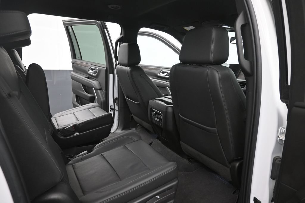 Used 2022 Chevrolet Suburban LT w/ Luxury Package RWD image 10