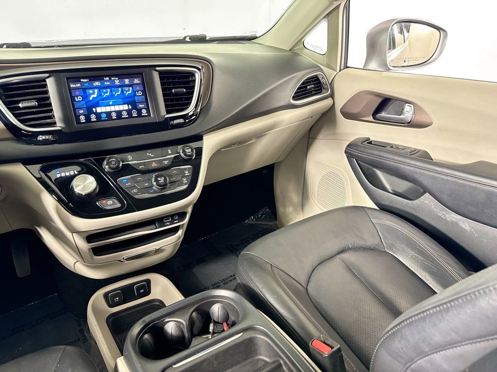 Used 2018 Chrysler Pacifica Touring-L FWD image 26